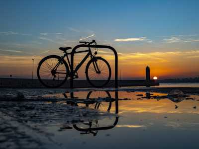 Dal 2018 la comitiva ha cominciato a riunirsi ogni settimana per fotografare il sole e la sua luce. Una luce che �trasforma� qualsiasi oggetto, come quella bicicletta che Dina, una delle fautrici dell'iniziativa, ci mostra mentre riflette il suo profilo in una pozzanghera 